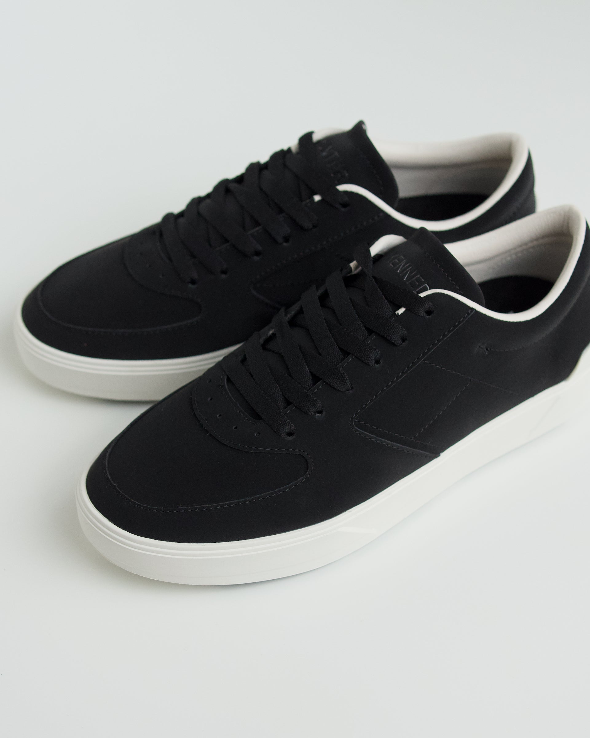 Backbeat - Black/Cream