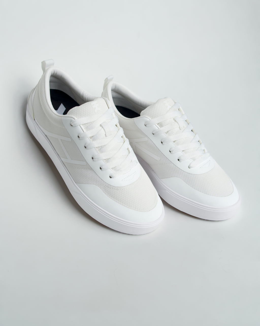 Solo White/White