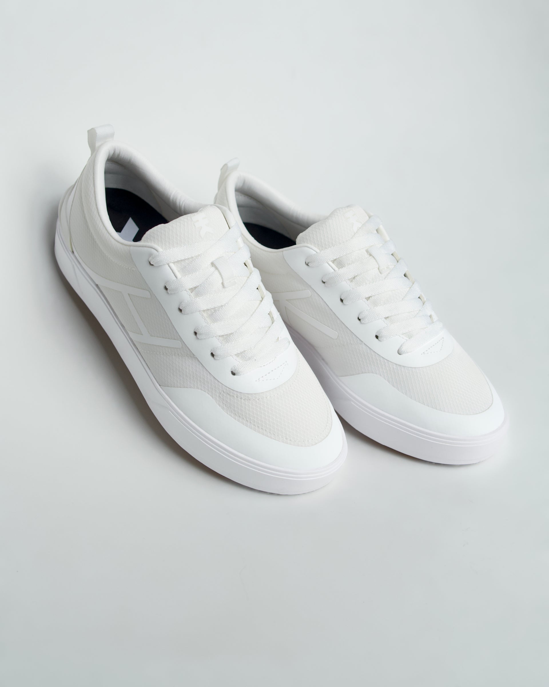 Solo White/White
